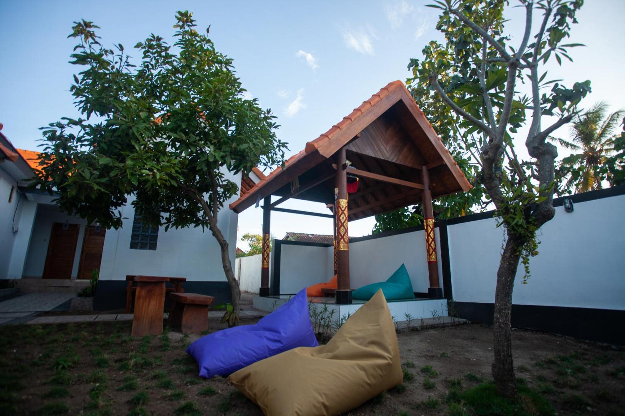 Lucky Hostel Batununggul Exterior photo