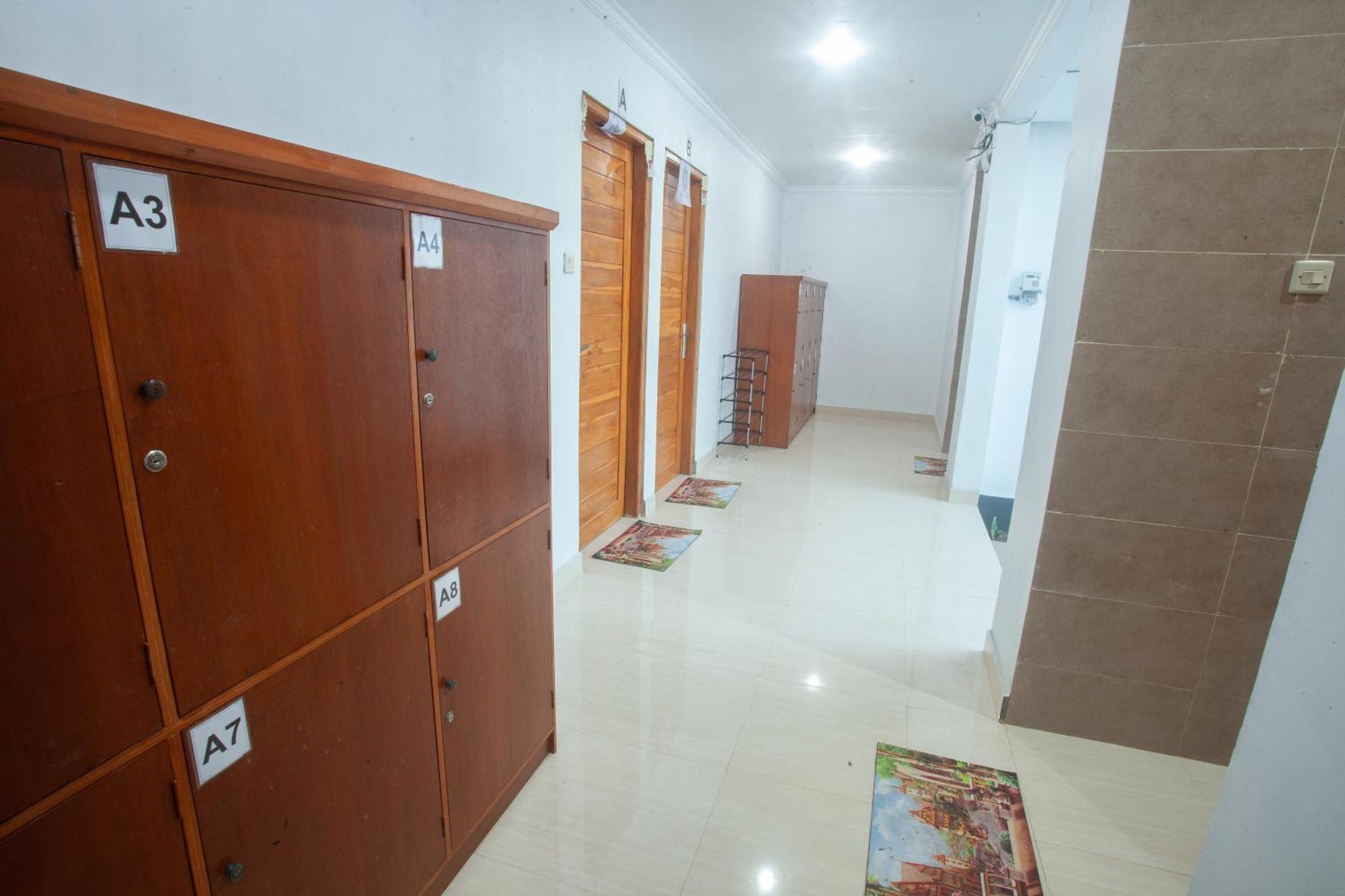 Lucky Hostel Batununggul Exterior photo