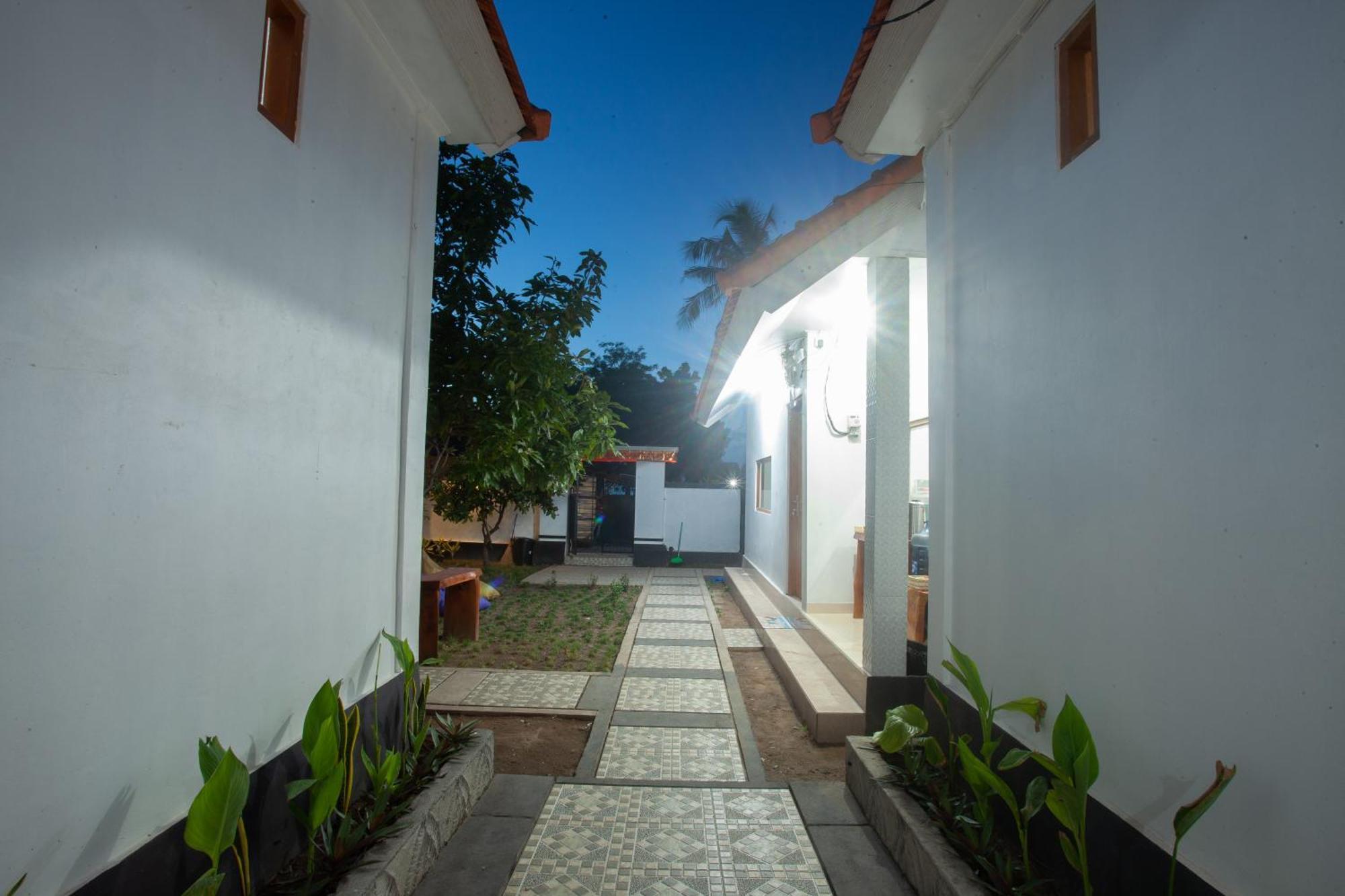 Lucky Hostel Batununggul Exterior photo