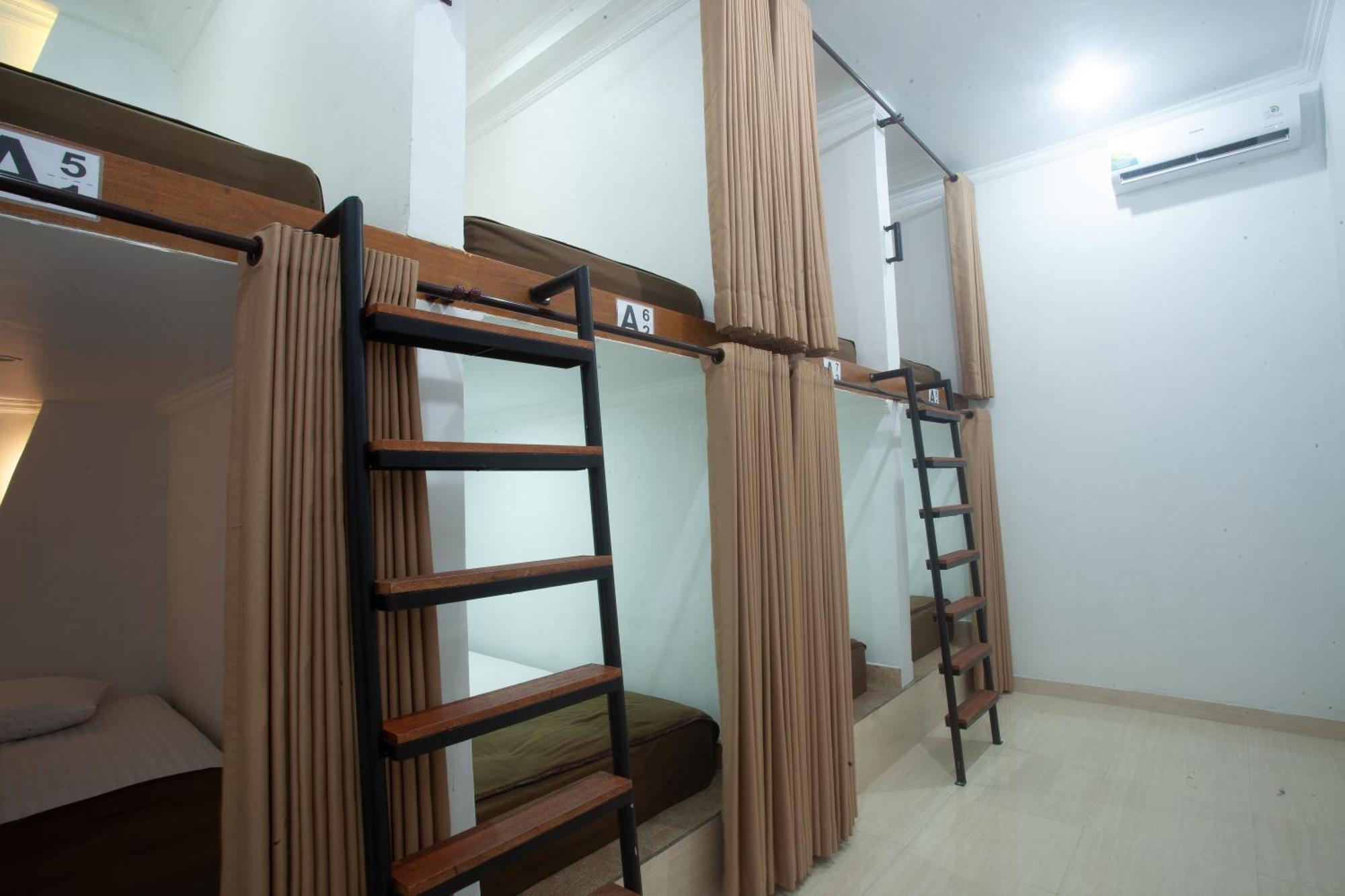 Lucky Hostel Batununggul Exterior photo