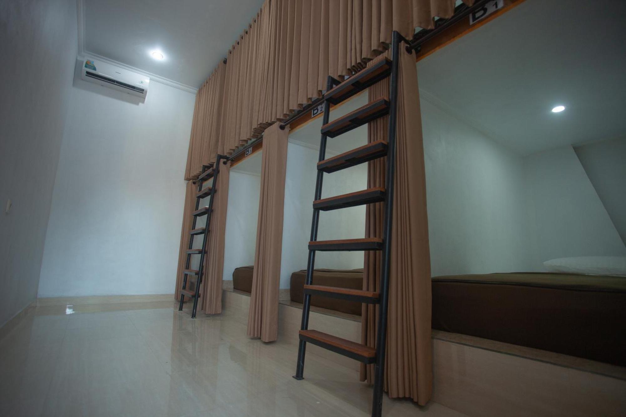 Lucky Hostel Batununggul Exterior photo